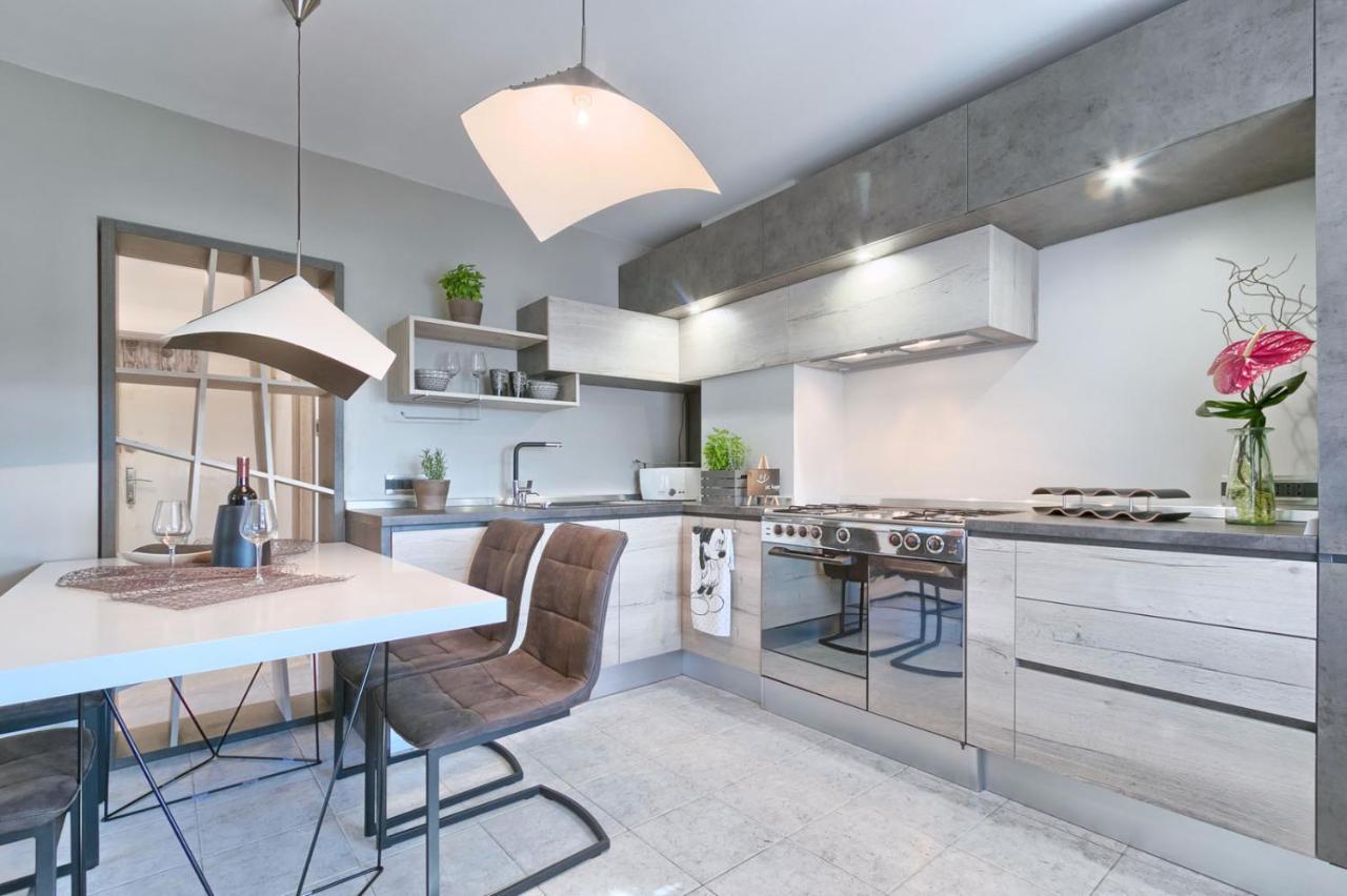 Modern Oasis Apartment พูลา ภายนอก รูปภาพ