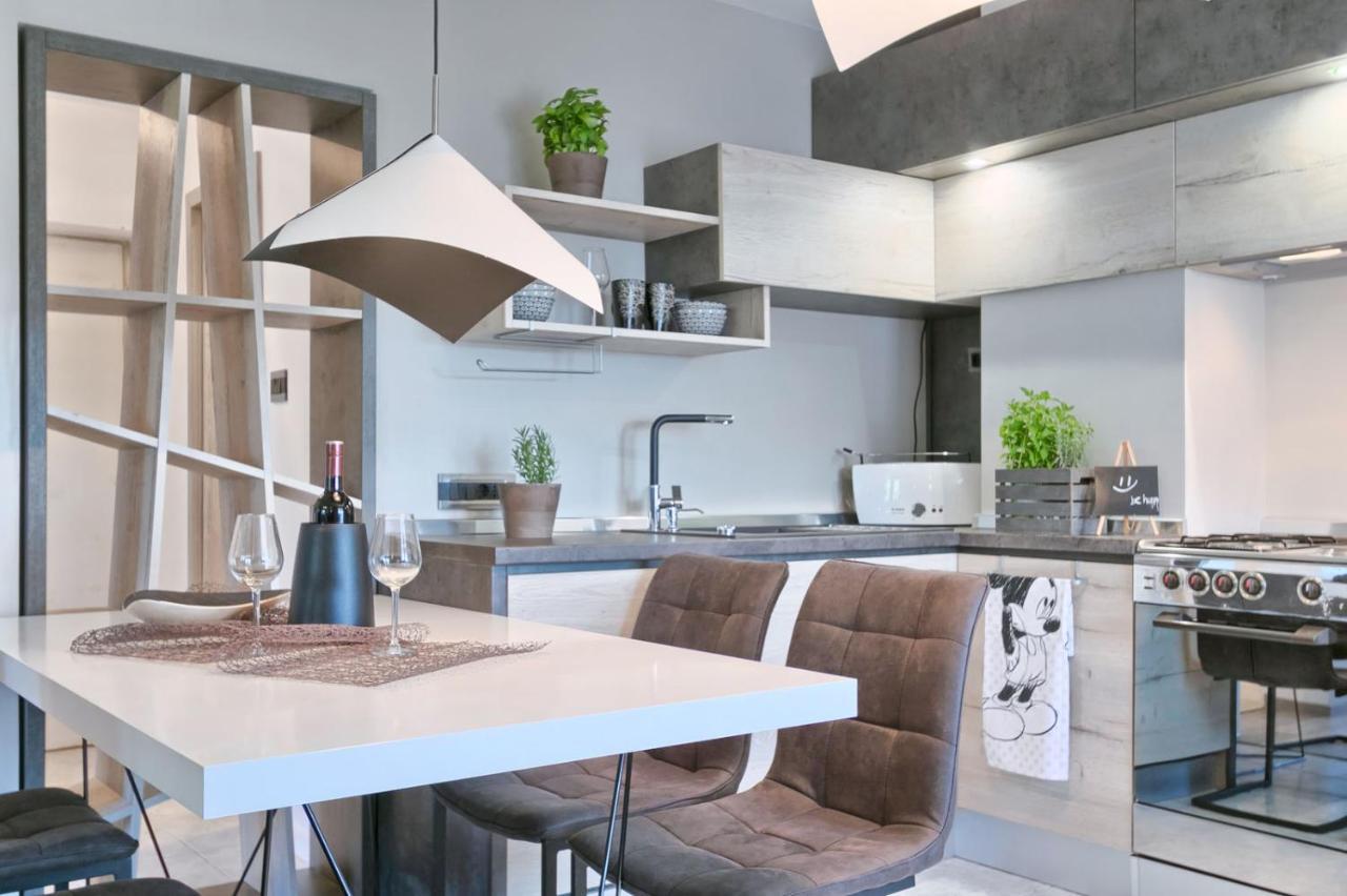 Modern Oasis Apartment พูลา ภายนอก รูปภาพ