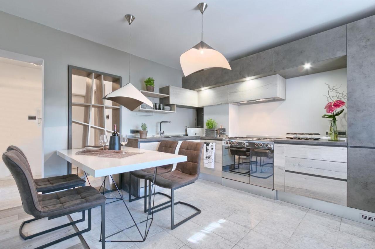 Modern Oasis Apartment พูลา ภายนอก รูปภาพ