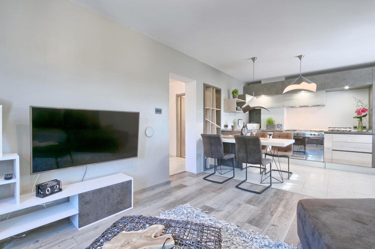 Modern Oasis Apartment พูลา ภายนอก รูปภาพ